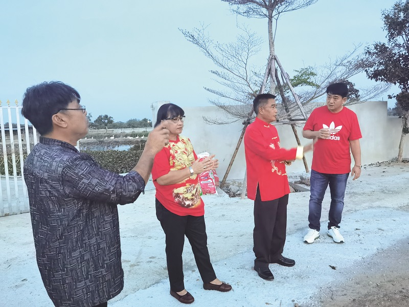 右起李紹榮  納隆鵬縣長 縣長夫人 任金安參觀情景(1)